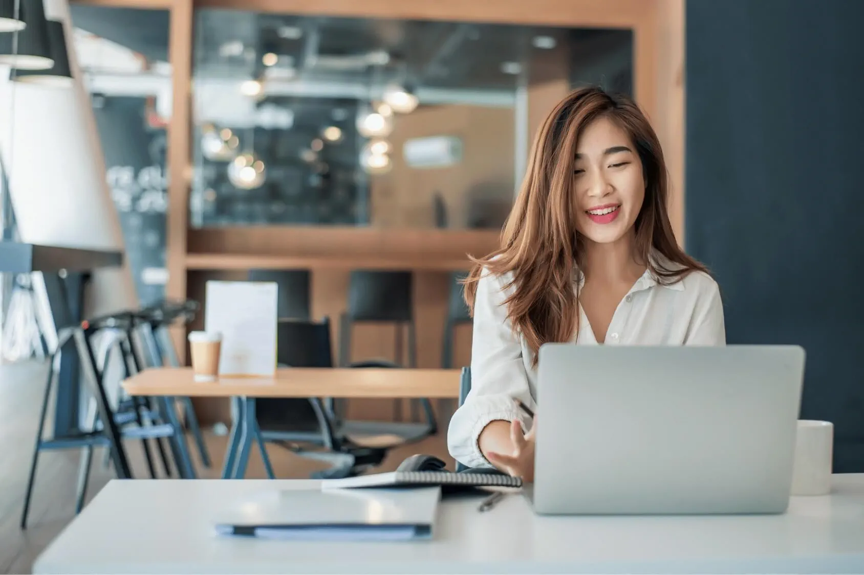 girl is opening rhb bonus saver account from her laptop