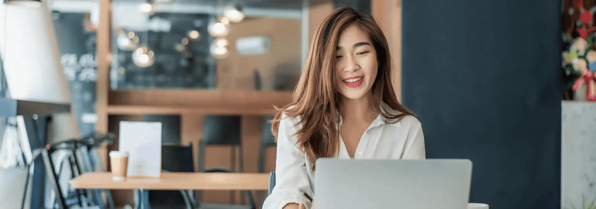 girl is opening rhb bonus saver account from her laptop